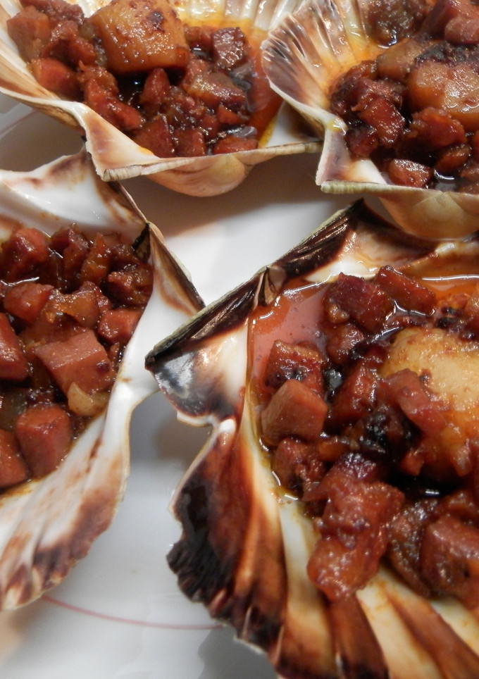 Una foto de Vieiras con jamón serrrano