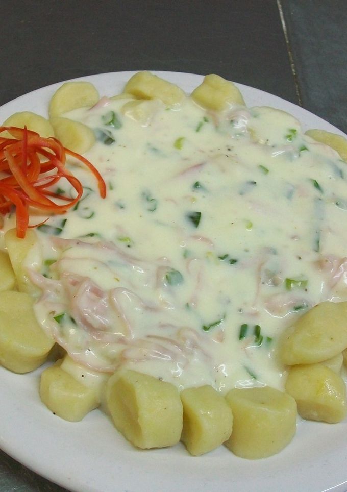 Una foto de Ñoquis de papas con salsa de verdeo con jamón