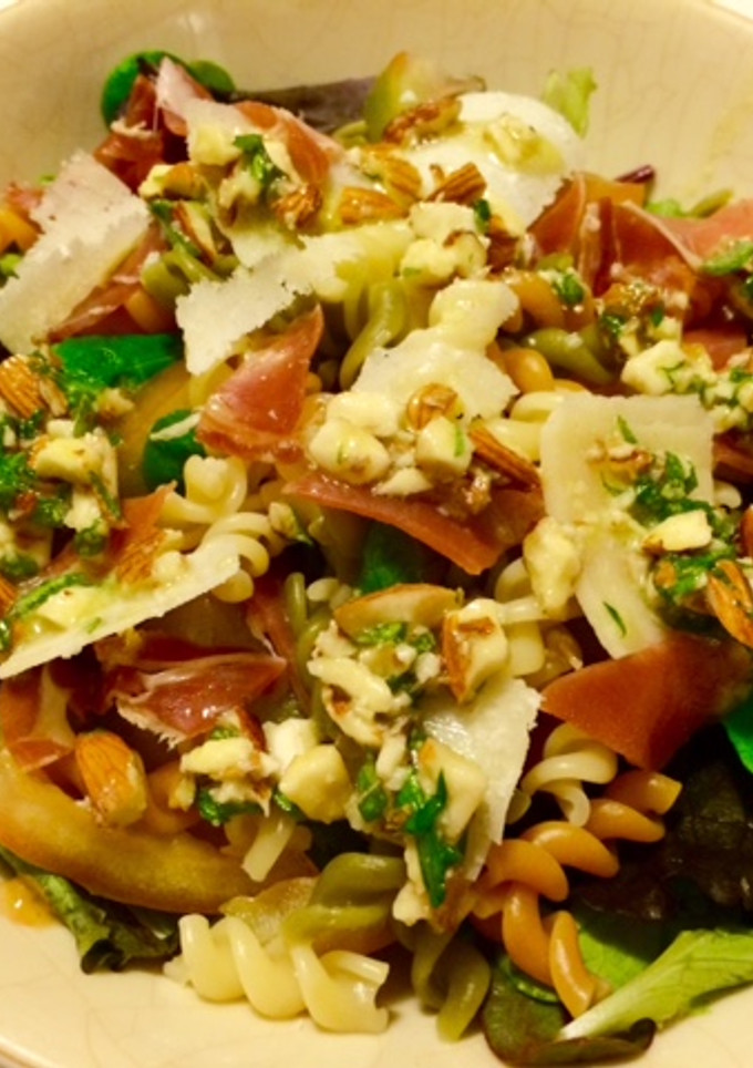 Una foto de Ensalada de pasta con jamón y vinagreta de albahaca 