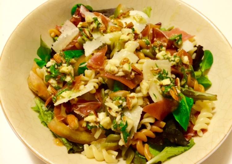 Ensalada de pasta con jamón y vinagreta de albahaca