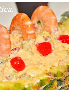 Una foto de Piña exótica rellena de marisco
