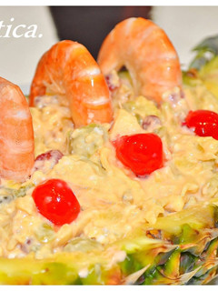 Una foto de Piña exótica rellena de marisco