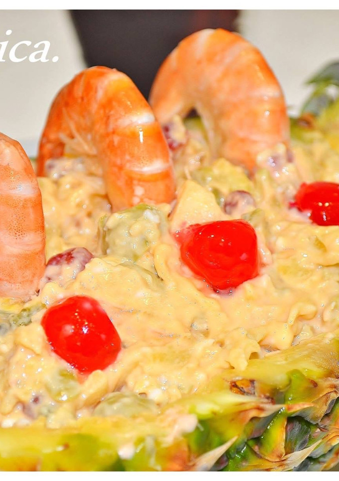 Una foto de Piña exótica rellena de marisco