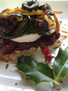 Una foto de Pincho de angulas del monte sobre la cebolla pochada y mostaza