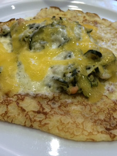 Una foto de Crepes salados de calabacín y salmón con confitura de naranja