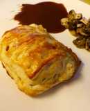 Hojaldre de ternera con verduras caramelizadas y salsa de vino dulce