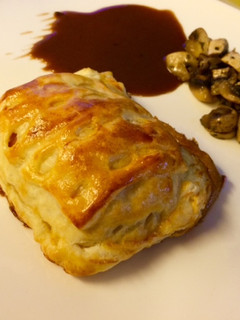 Una foto de Hojaldre de ternera con verduras caramelizadas y salsa de vino dulce