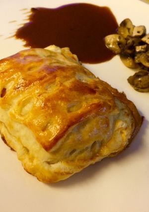 Una foto de Hojaldre de ternera con verduras caramelizadas y salsa de vino dulce