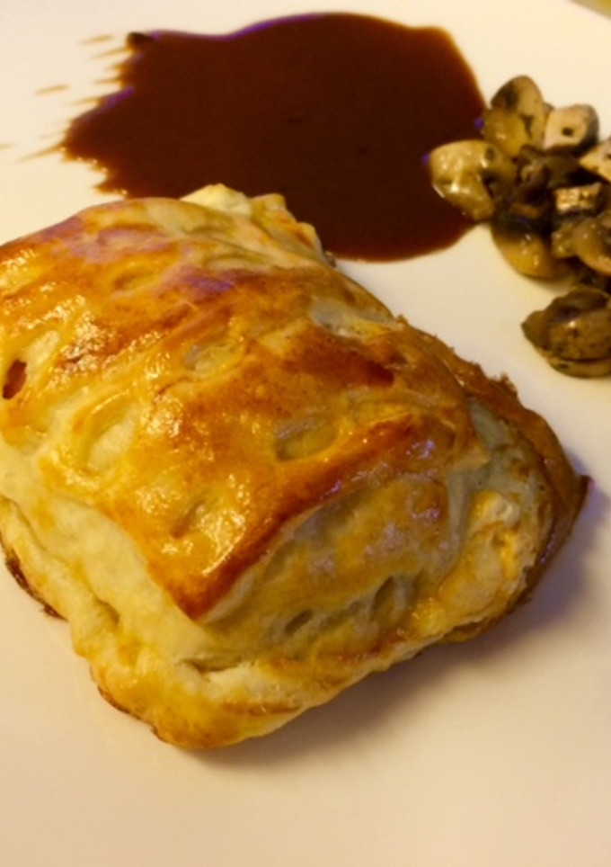 Una foto de Hojaldre de ternera con verduras caramelizadas y salsa de vino dulce