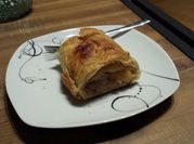 Una foto de strudel de manzana con masa de hojaldre