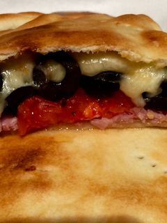 Una foto de Tarta de jamón, queso, tomate y aceitunas