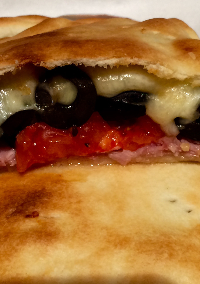 Una foto de Tarta de jamón, queso, tomate y aceitunas