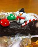Tronco navideño con mazapán y chocolate relleno de turrón