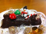 Tronco navideño con mazapán y chocolate relleno de turrón