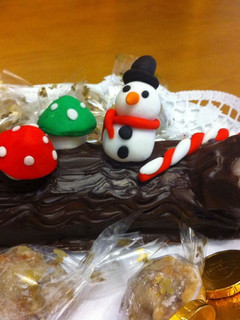 Una foto de Tronco navideño con mazapán y chocolate relleno de turrón