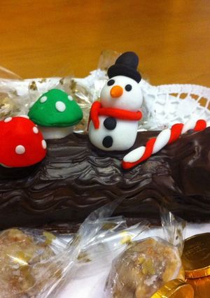Una foto de Tronco navideño con mazapán y chocolate relleno de turrón