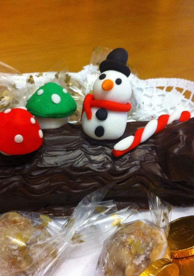 Una foto de Tronco navideño con mazapán y chocolate relleno de turrón