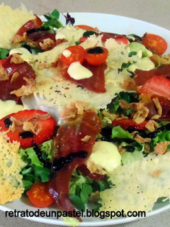 Una foto de Ensalada crujiente con jamón y queso