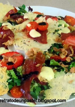 Una foto de Ensalada crujiente con jamón y queso