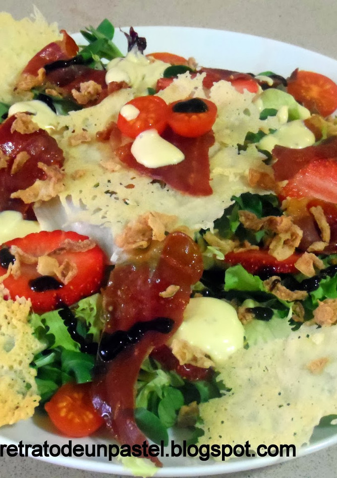 Una foto de Ensalada crujiente con jamón y queso