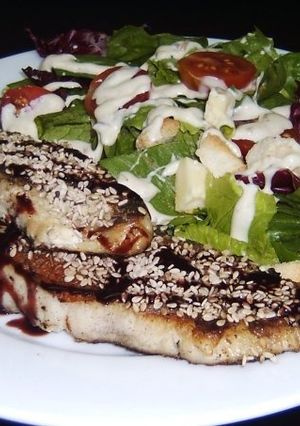 Una foto de Filet de dorado en ajonjoli y reducción de soya, miel y jengibre