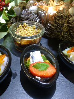 Una foto de Canapés de ahumados, salmón con sésamo y bacalao ahumado con picante