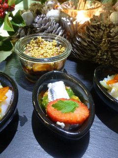 Una foto de Canapés de ahumados, salmón con sésamo y bacalao ahumado con picante