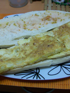 Una foto de Bocata de tortilla de patatas y tomate