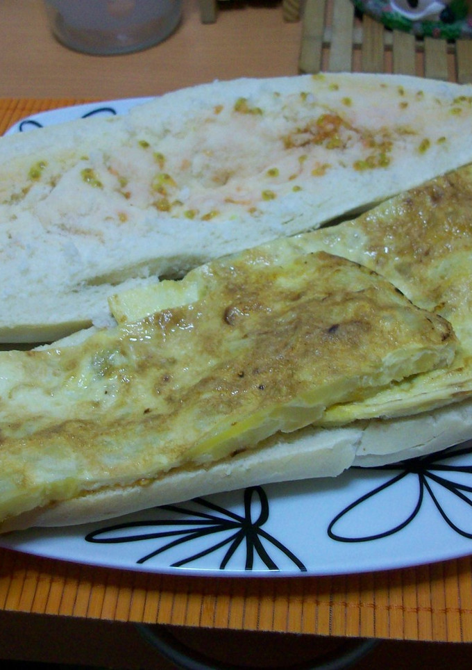 Una foto de Bocata de tortilla de patatas y tomate