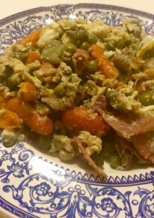 Una foto de Revuelto de menestra con jamón y cebolla