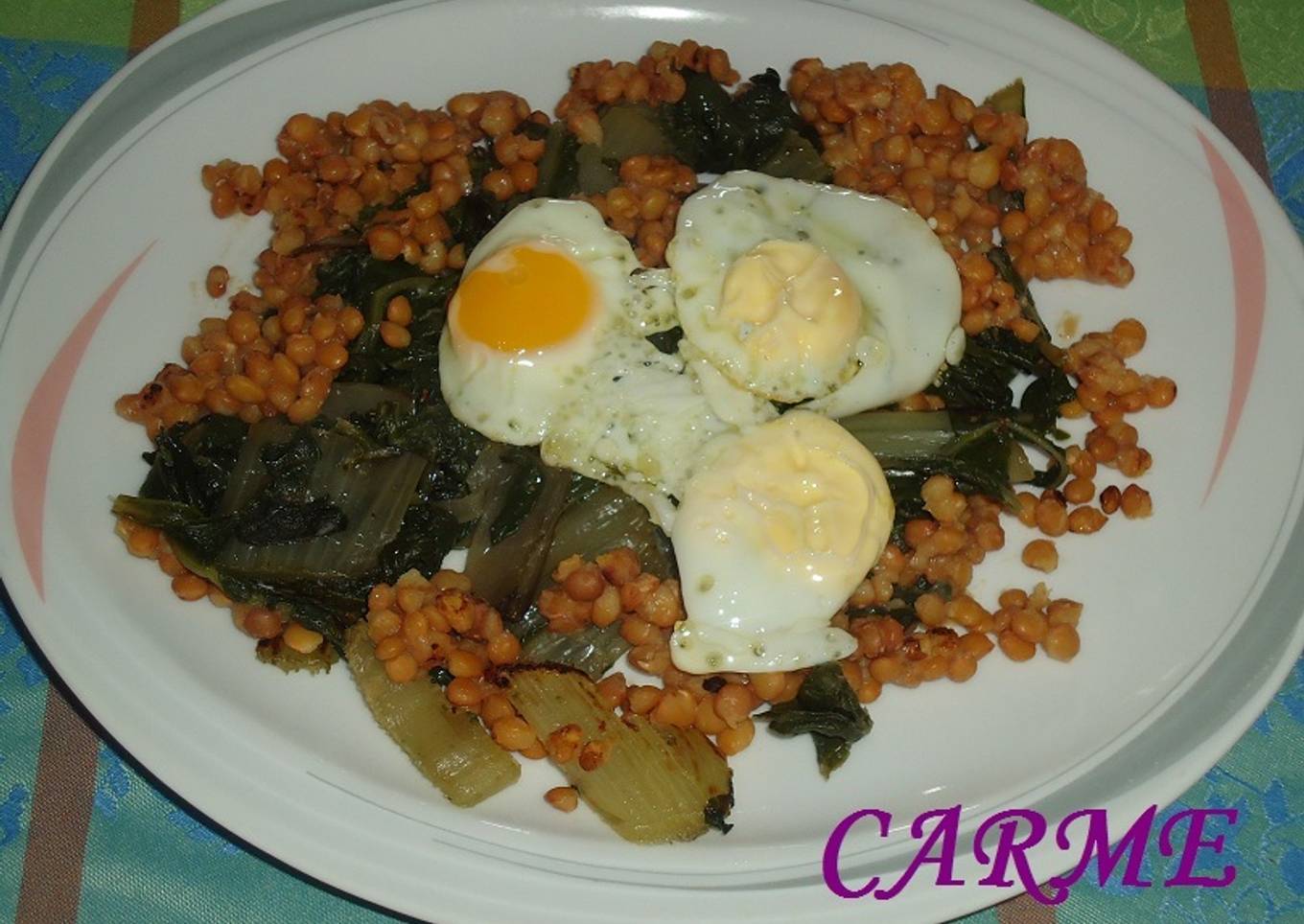 Acelgas, con lentejas y huevos fritos de codorniz