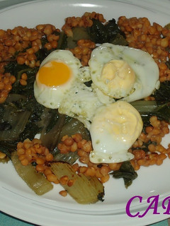 Una foto de Acelgas, con lentejas y huevos fritos de codorniz