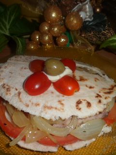 Una foto de Pan árabe con carne y cebollas
