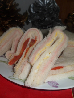 Una foto de Sandwiches de miga triples