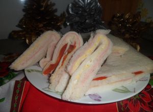 Una foto de Sandwiches de miga triples