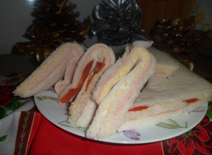 Una foto de Sandwiches de miga triples
