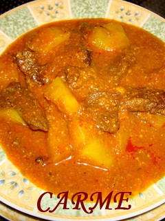 Una foto de Carne con patatas amarillas