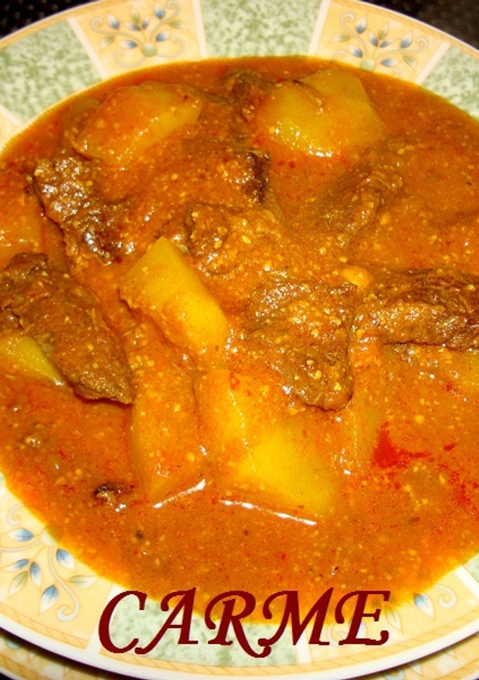 Una foto de Carne con patatas amarillas