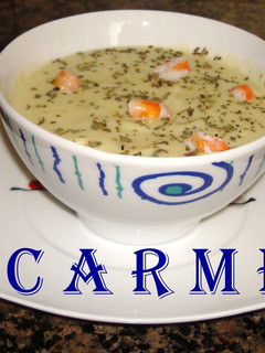 Una foto de Crema de calabacín, langostinos y albahaca