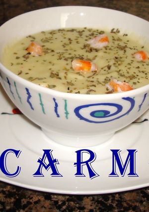 Una foto de Crema de calabacín, langostinos y albahaca