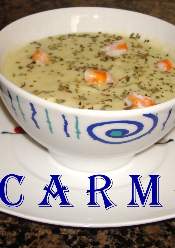Una foto de Crema de calabacín, langostinos y albahaca