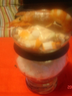 Una foto de Cóctel de marisco con gambas y palitos de cangrejo