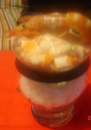 Una foto de Cóctel de marisco con gambas y palitos de cangrejo