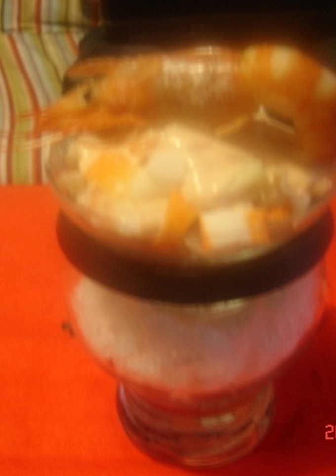 Una foto de Cóctel de marisco con gambas y palitos de cangrejo