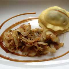 Una foto de Raviolis rellenos de espinacas acompañados de cebolla y mermelada de pimientos verdes