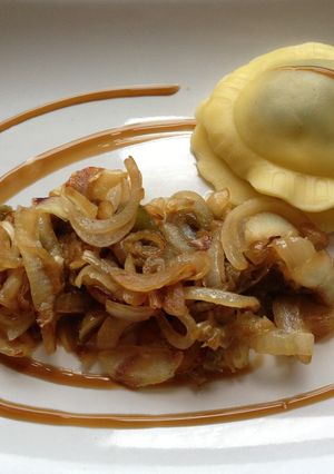 Una foto de Raviolis rellenos de espinacas acompañados de cebolla y mermelada de pimientos verdes