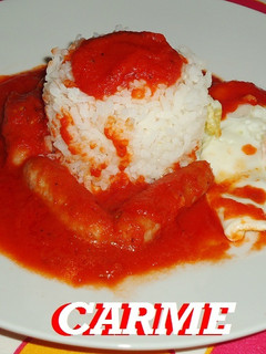 Una foto de Salchichas, huevo y flan de arroz