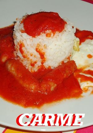 Una foto de Salchichas, huevo y flan de arroz