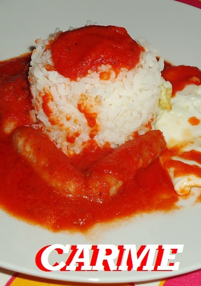 Una foto de Salchichas, huevo y flan de arroz