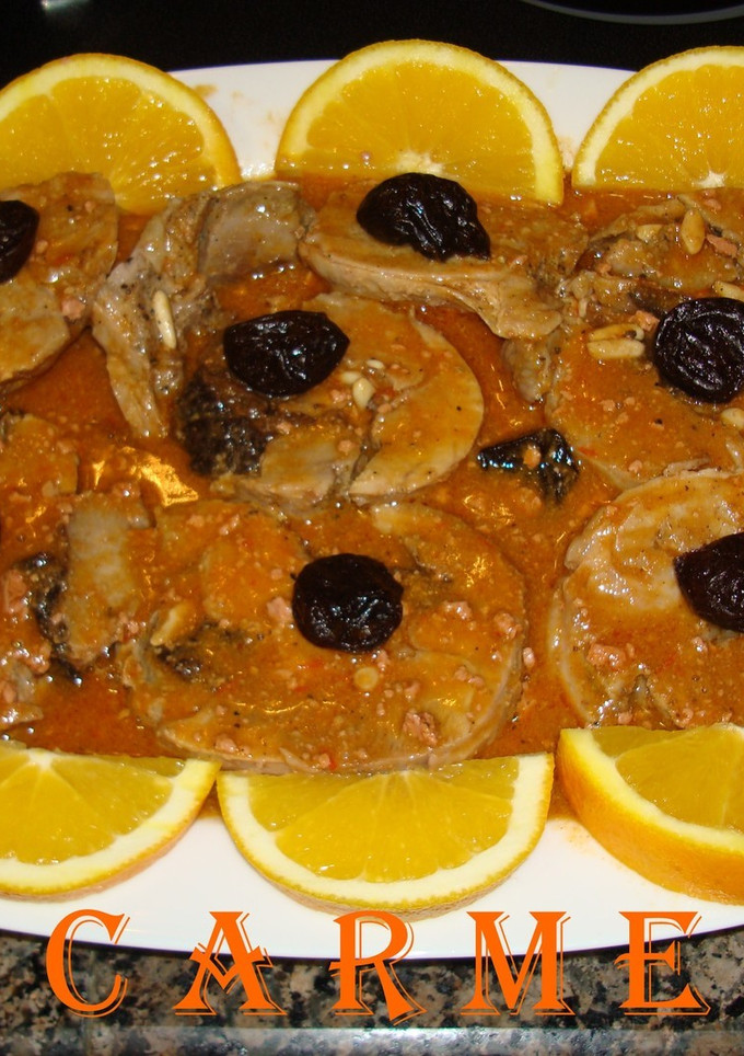 Una foto de Redondo de pavo relleno a la naranja y en salsa de cava